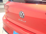 リアカメラがVWエンブレムに内蔵されています。ギアをリバースに入れると車両後方の映像が映しだされます。