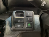 セレクトレバーの右に電子制御パーキングブレーキがあります。スイッチひとつで、停車した地点の傾斜などをシステムが検知・判断してブレーキ力を自動的に最適制御し、しっかり停車できるパーキングシステムです。