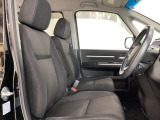 座面も厚みがあり背もたれも高く、広い足元にゆったり座れるシートです。運転席と助手席の間が空いている為、助手席側への移動がスムーズです。交通量の多い道でも助手席側から乗り降りができます。