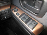 全席パワーウィンドウとなっています。運転席はオートになっているのでワンタッチ開閉することが出来ます。