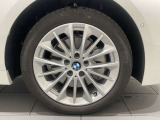 サービスにはドイツ本国と同様に教育と訓練を受け、BMWを知り尽くした「マイスター」が数多く在籍しております。360度による納車前点検整備で、お客様に安心と安全をお届けいたします。