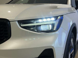 ひときわ印象的なT字型のLEDヘッドライトは、新世代のボルボを象徴するユニークなアイコンとなっています。LEDデイタイム・ランニング・ライトやポジションライト、ウインカーの役割も果たします。