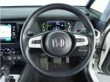【Honda SENSING】 カメラ等装置で精度の高い検知能力を発揮、安全運転を支援します。ステアリング上のコントローラーに注目!