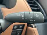 【オートライト(AUTO)】外の明るさをシステムが感知して、自動でヘッドライトが点灯します。ヘッドライトをつけ忘れを防ぐ便利機能です。