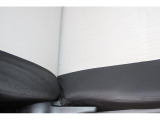 痛みの出やすい運転席シートのサイド・座面のアップの写真、きれいな状態だと思います、ご検討の際の参考にしてください
