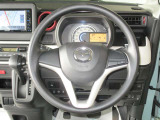 スッキリとしたインテリアデザイン。窓も大きく前方の見晴らしが良く運転がしやすいです!