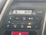 【オートエアコン】一度お好みの温度に設定すれば、車内の温度を検知し風量や温度を自動で調整。暑い…寒い…と何度もスイッチ操作をする必要はありません。快適な車内空間には必須の機能ですね♪