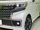 【LEDヘッドライト】悪天候や夜間走行時も良好な視界を確保し安心して運転できる高輝度LEDヘッドライトを装備!点灯速度が早く、消費電力も抑えられています。