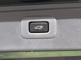 【パワーバックドア】スマートキーや運転席のボタンを押すだけでリアゲートが自動で開閉します!荷物を持っている時や、高い位置にあるバックドアを閉める際に便利な機能です♪