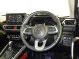 運転の際、常に目にする部分だけにシックで飽きのこないデザインが良いですね。