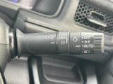【オートライト(AUTO)】外の明るさをシステムが感知して、自動でヘッドライトが点灯します!ヘッドライトをつけ忘れを防ぐ便利機能です。