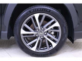 切削光輝+ダークグレーメタリック塗装の純正のアルミホイール装着。タイヤサイズは225/50R18です
