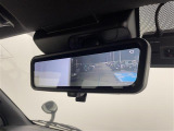 【デジタルインナーミラー】車両後方カメラの映像をルームミラーに映すことが出来ます。 そのため、後席に人や荷物があって後方が見えづらい場合でもしっかり視界を確保することが出来ます。
