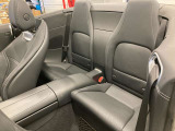 メルセデスのシートは少し硬めになっております。長時間の運転の際、適度な反発があることでお尻や腰の負担を減らす効果が御座います。