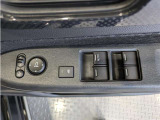 パワーウィンドウのスイッチですよ。 運転席に居ながら窓を開け閉めのコントロールできますよ。 ロック機能で、子供がイタズラして窓を開けるという事も無くなりますよ。