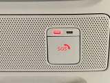 【SOSコール】事故や急病の時にボタンひとつで専門のオペレーターに接続。エアバックが開く事故の時は自動でオペレータに接続してくれます!