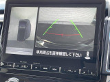 【マルチアラウンドモニター】まるでクルマを真上から見下ろしたかのような視点で駐車をサポートします!クルマの斜め後ろや真横など、前後左右の4つのカメラの映像が合成されて、モニターに映し出されます。
