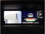 後退時、衝突の可能性がある場合は、段階的に注意を喚起。回避操作がない場合はブレーキ制御を行い、衝突回避をサポートする後退時ブレーキアシスト付です!