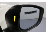 左右の後方から車やオートバイが近づいてくるとミラーの内側が光りドライバーに注意喚起をしてくれます。車線変更などでヒヤッとすることもなくなります。