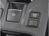 パーキングブレーキをスイッチひとつで作動・解除できる電動パーキングブレーキ。発進時はシートベルトをしていればアクセルを踏むだけで解除できます。