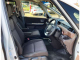 【運転席・助手席】☆ゆったり☆ひろびろ☆の車内スペース♪一人一人の空間に余裕があります♪