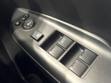 【電動格納ミラー】サイドミラーは電動格納式となっており、狭い駐車場でもキズがつくリスクを抑えられます。