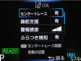 レーンディパーチャーアラートとは車線、又は走路からの逸脱の可能性を警告すると共に、車線、又は走路からの逸脱を避けるためのハンドル操作の一部を支援する機能です。詳細は販売店スタッフまでお尋ね下さい。