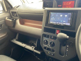 【 オートエアコン 】車内温度を感知して自動で温度調整をしてくれるのでいつでも快適な車内空間を創り上げます。