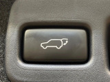 【パワーバックドア】スマートキーや運転席のボタンを押すだけでリアゲートが自動で開閉します!荷物を持っている時や、高い位置にあるバックドアを閉める際に便利な機能です♪