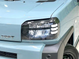 【LEDヘッドライト】悪天候や夜間走行時も良好な視界を確保し安心して運転できる高輝度LEDヘッドライトを装備!点灯速度が早く、消費電力も抑えられています。