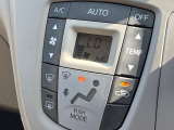 【オートエアコン】一度お好みの温度に設定すれば、車内の温度を検知し風量や温度を自動で調整。暑い…寒い…と何度もスイッチ操作をする必要はありません。快適な車内空間には必須の機能ですね♪