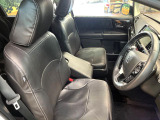 運転席まわりには十分なスペースがあり、大柄な方でもゆったり運転していただける環境です。