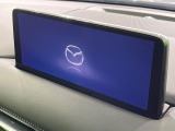 【10.25インチマツダコネクト】車内の雰囲気にマッチした大型ディスプレイ。スマホ接続でのナビ使用やBluetooth再生等、様々な機能が楽しめます。直感的なダイヤル操作が可能で、使い勝手も良好です。