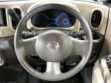 インテリアに合わせたデザインのステアリングは、運転される方のことも考え、運転しやすい形状、大きさです。是非一度、実際に触ってお確かめください。