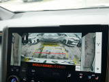 バックモニター(黄色いガイドラインのお陰で、駐車がしやすいです。サイドカメラも同時に確認できます)