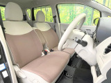 運転席まわりには十分なスペースがあり、大柄な方でもゆったり運転していただける環境です。