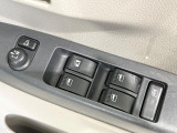 【電動格納ミラー】サイドミラーは電動格納式となっており、狭い駐車場でもキズがつくリスクを抑えられます。