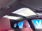 【パノラマルーフ】大型のガラスルーフ搭載で車内の解放感が一気にアップ!開放的なドライブをお楽しみいただけます。