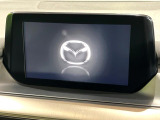 【マツダコネクトナビ】車内の雰囲気にマッチした一体型タイプのナビ。各種車輌設定やBluetooth再生等、様々な機能が楽しめます。直感的なダイヤル操作が可能で、使い勝手も良好です。