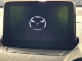 【8インチマツダコネクト】車内の雰囲気にマッチした大型のディスプレイ。スマホ接続でのナビ使用やBluetooth再生等、様々な機能が楽しめます。直感的なダイヤル操作が可能で、使い勝手も良好です。