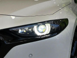 【LEDヘッドライト】悪天候や夜間走行時も良好な視界を確保し安心して運転できる高輝度LEDヘッドライトを装備!点灯速度が早く、消費電力も抑えられています。