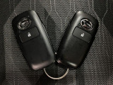 電子カードキーを携帯していれば、ドアハンドルやバックドアのリクエストスイッチを押すだけでドアの施錠・解錠が出来ます♪もちろん 遠隔操作も可能です!盗難防止のイモビライザー機能装備ですよ ☆