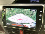 【バックカメラ】駐車時に後方がリアルタイム映像で確認できます。大型商業施設や立体駐車場での駐車時や、夜間のバック時に大活躍!運転スキルに関わらず、今や必須となった装備のひとつです!