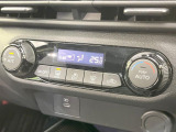 【オートエアコン】一度お好みの温度に設定すれば、車内の温度を検知し風量や温度を自動で調整。暑い…寒い…と何度もスイッチ操作をする必要はありません。快適な車内空間には必須の機能ですね♪
