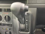 インパネシフトならハンドルからの移動距離が短く操作もスムーズ!また、足元が広くなりすっきりしますので、大柄な方でも快適にお過ごしいただけます。