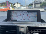 マットブラックにホワイトのLIBERALAのロゴの建物と看板が目印です。