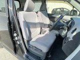 運転席まわりには十分なスペースがあり、大柄な方でもゆったり運転していただける環境です。