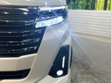 【LEDヘッドライト】悪天候や夜間走行時も良好な視界を確保し安心して運転できる高輝度LEDヘッドライトを装備!点灯速度が早く、消費電力も抑えられています。