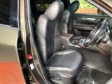 運転席シート廻りは使用感も少なく、良好な状態となっています。前オーナー様が丁寧に使っていたことがよくわかりますね。