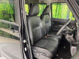 運転席まわりには十分なスペースがあり、大柄な方でもゆったり運転していただける環境です。